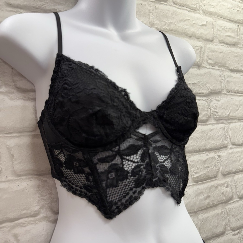 Very Sexy Bralette Black Floral Lace Strappy Sz M Valentines Romantic lingerie